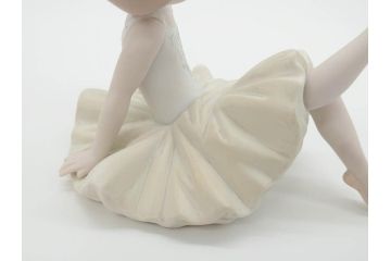 スペイン　リヤドロ　LLADRO　リトルバレリーナ　出番前　くつろぎ　しなやかなフォルムで優美な印象のフィギュリン2体(バレエ、陶器人形、置物、オブジェ)(R-069867)