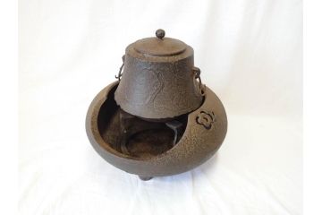 岩手南部　味わい深い雰囲気漂う風炉・乃富・五徳3点セット(茶道具、盛耕堂?、茶器、風炉、釜)(R-069871)