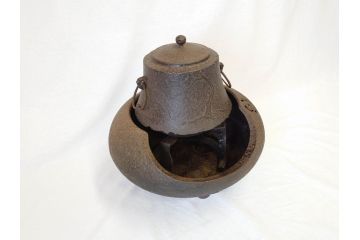 岩手南部　味わい深い雰囲気漂う風炉・乃富・五徳3点セット(茶道具、盛耕堂?、茶器、風炉、釜)(R-069871)