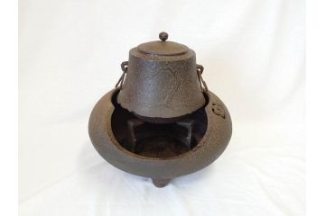 岩手南部　味わい深い雰囲気漂う風炉・乃富・五徳3点セット(茶道具、盛耕堂?、茶器、風炉、釜)(R-069871)