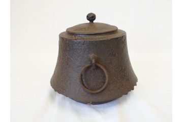 岩手南部　味わい深い雰囲気漂う風炉・乃富・五徳3点セット(茶道具、盛耕堂?、茶器、風炉、釜)(R-069871)