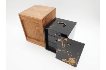 昭和初期　時代物　漆器　木製　梅と菊の蒔絵が目を惹く菓子箪笥(小引き出し、共箱付き)(R-069886)