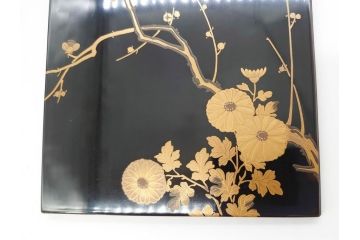 昭和初期　時代物　漆器　木製　梅と菊の蒔絵が目を惹く菓子箪笥(小引き出し、共箱付き)(R-069886)