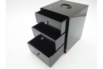 昭和初期　時代物　漆器　木製　梅と菊の蒔絵が目を惹く菓子箪笥(小引き出し、共箱付き)(R-069886)