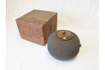時代物　貫禄ある佇まいが目を惹く茶釜(茶道具、煎茶道具、風呂釜、霰、あられ、共箱付き)(R-069887)
