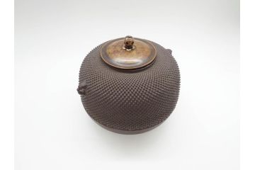 時代物　貫禄ある佇まいが目を惹く茶釜(茶道具、煎茶道具、風呂釜、霰、あられ、共箱付き)(R-069887)
