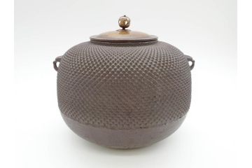 時代物　貫禄ある佇まいが目を惹く茶釜(茶道具、煎茶道具、風呂釜、霰、あられ、共箱付き)(R-069887)