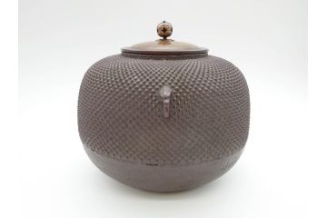 時代物　貫禄ある佇まいが目を惹く茶釜(茶道具、煎茶道具、風呂釜、霰、あられ、共箱付き)(R-069887)
