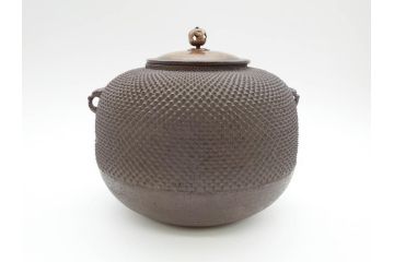 時代物　貫禄ある佇まいが目を惹く茶釜(茶道具、煎茶道具、風呂釜、霰、あられ、共箱付き)(R-069887)