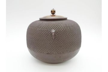 時代物　貫禄ある佇まいが目を惹く茶釜(茶道具、煎茶道具、風呂釜、霰、あられ、共箱付き)(R-069887)