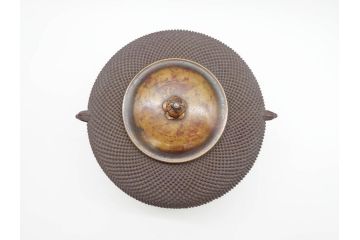 時代物　貫禄ある佇まいが目を惹く茶釜(茶道具、煎茶道具、風呂釜、霰、あられ、共箱付き)(R-069887)