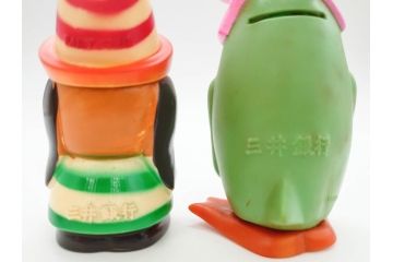 三井　三菱　三和　常陽　協和　東京信用　富士　住友信託　E.S.&A.　野球坊や　シンドバットの冒険　とんでけブッチー　貯金箱18点(銀行フィギュア、人形、ソフビ、ノベルティー、白鳥、犬、ミッキーマウス、デール、置物)(R-069888)