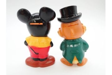 三井　三菱　三和　常陽　協和　東京信用　富士　住友信託　E.S.&A.　野球坊や　シンドバットの冒険　とんでけブッチー　貯金箱18点(銀行フィギュア、人形、ソフビ、ノベルティー、白鳥、犬、ミッキーマウス、デール、置物)(R-069888)