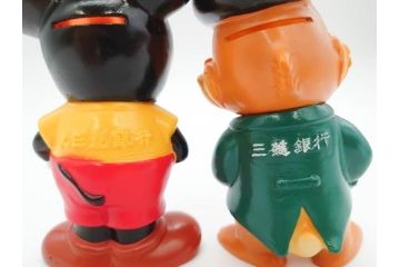 三井　三菱　三和　常陽　協和　東京信用　富士　住友信託　E.S.&A.　野球坊や　シンドバットの冒険　とんでけブッチー　貯金箱18点(銀行フィギュア、人形、ソフビ、ノベルティー、白鳥、犬、ミッキーマウス、デール、置物)(R-069888)
