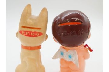 三井　三菱　三和　常陽　協和　東京信用　富士　住友信託　E.S.&A.　野球坊や　シンドバットの冒険　とんでけブッチー　貯金箱18点(銀行フィギュア、人形、ソフビ、ノベルティー、白鳥、犬、ミッキーマウス、デール、置物)(R-069888)