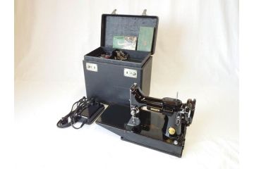 ジャンク品　SINGER(シンガー)　USA　221-1　フェザーウェイト　レトロな雰囲気が素敵なミシン(Feather weight、 箱付き、裁縫機械、糸)(R-069889)