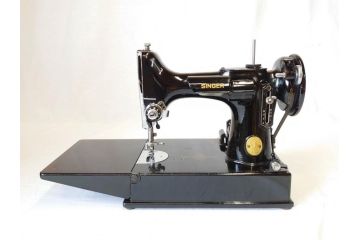 ジャンク品　SINGER(シンガー)　USA　221-1　フェザーウェイト　レトロな雰囲気が素敵なミシン(Feather weight、 箱付き、裁縫機械、糸)(R-069889)