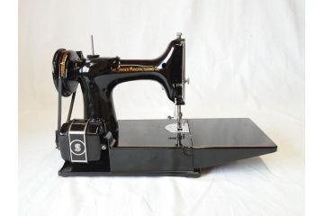 ジャンク品　SINGER(シンガー)　USA　221-1　フェザーウェイト　レトロな雰囲気が素敵なミシン(Feather weight、 箱付き、裁縫機械、糸)(R-069889)