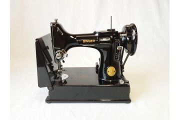 ジャンク品　SINGER(シンガー)　USA　221-1　フェザーウェイト　レトロな雰囲気が素敵なミシン(Feather weight、 箱付き、裁縫機械、糸)(R-069889)