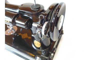 ジャンク品　SINGER(シンガー)　USA　221-1　フェザーウェイト　レトロな雰囲気が素敵なミシン(Feather weight、 箱付き、裁縫機械、糸)(R-069889)
