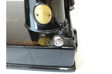 ジャンク品　SINGER(シンガー)　USA　221-1　フェザーウェイト　レトロな雰囲気が素敵なミシン(Feather weight、 箱付き、裁縫機械、糸)(R-069889)