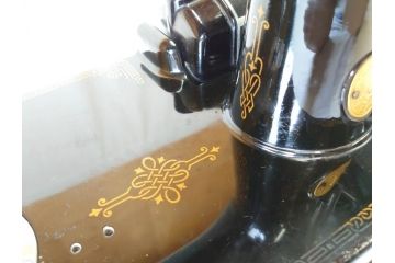 ジャンク品　SINGER(シンガー)　USA　221-1　フェザーウェイト　レトロな雰囲気が素敵なミシン(Feather weight、 箱付き、裁縫機械、糸)(R-069889)