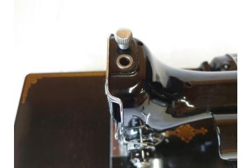 ジャンク品　SINGER(シンガー)　USA　221-1　フェザーウェイト　レトロな雰囲気が素敵なミシン(Feather weight、 箱付き、裁縫機械、糸)(R-069889)