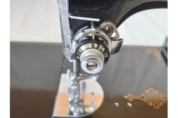 ジャンク品　SINGER(シンガー)　USA　221-1　フェザーウェイト　レトロな雰囲気が素敵なミシン(Feather weight、 箱付き、裁縫機械、糸)(R-069889)