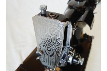 ジャンク品　SINGER(シンガー)　USA　221-1　フェザーウェイト　レトロな雰囲気が素敵なミシン(Feather weight、 箱付き、裁縫機械、糸)(R-069889)