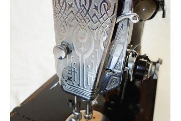 ジャンク品　SINGER(シンガー)　USA　221-1　フェザーウェイト　レトロな雰囲気が素敵なミシン(Feather weight、 箱付き、裁縫機械、糸)(R-069889)