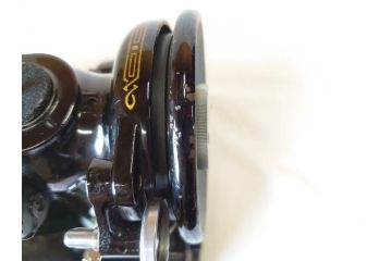 ジャンク品　SINGER(シンガー)　USA　221-1　フェザーウェイト　レトロな雰囲気が素敵なミシン(Feather weight、 箱付き、裁縫機械、糸)(R-069889)