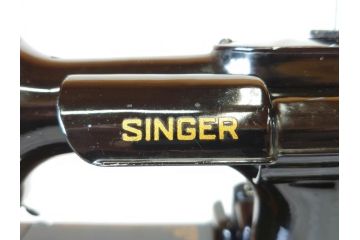 ジャンク品　SINGER(シンガー)　USA　221-1　フェザーウェイト　レトロな雰囲気が素敵なミシン(Feather weight、 箱付き、裁縫機械、糸)(R-069889)