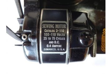 ジャンク品　SINGER(シンガー)　USA　221-1　フェザーウェイト　レトロな雰囲気が素敵なミシン(Feather weight、 箱付き、裁縫機械、糸)(R-069889)