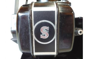 ジャンク品　SINGER(シンガー)　USA　221-1　フェザーウェイト　レトロな雰囲気が素敵なミシン(Feather weight、 箱付き、裁縫機械、糸)(R-069889)