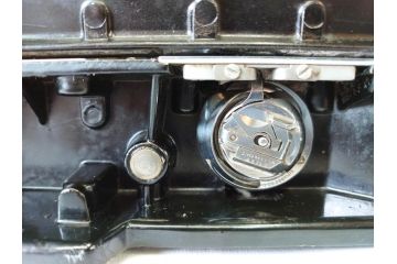 ジャンク品　SINGER(シンガー)　USA　221-1　フェザーウェイト　レトロな雰囲気が素敵なミシン(Feather weight、 箱付き、裁縫機械、糸)(R-069889)