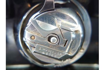 ジャンク品　SINGER(シンガー)　USA　221-1　フェザーウェイト　レトロな雰囲気が素敵なミシン(Feather weight、 箱付き、裁縫機械、糸)(R-069889)