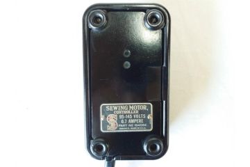ジャンク品　SINGER(シンガー)　USA　221-1　フェザーウェイト　レトロな雰囲気が素敵なミシン(Feather weight、 箱付き、裁縫機械、糸)(R-069889)