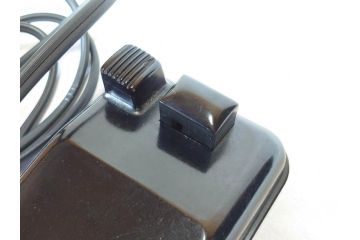 ジャンク品　SINGER(シンガー)　USA　221-1　フェザーウェイト　レトロな雰囲気が素敵なミシン(Feather weight、 箱付き、裁縫機械、糸)(R-069889)