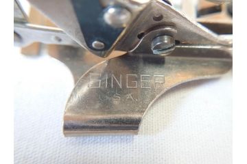 ジャンク品　SINGER(シンガー)　USA　221-1　フェザーウェイト　レトロな雰囲気が素敵なミシン(Feather weight、 箱付き、裁縫機械、糸)(R-069889)