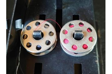 ジャンク品　SINGER(シンガー)　USA　221-1　フェザーウェイト　レトロな雰囲気が素敵なミシン(Feather weight、 箱付き、裁縫機械、糸)(R-069889)