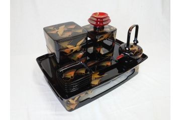 輪島塗　黒塗　松喰鶴蒔絵　七ツ揃　上質な和の空間にぴったりの屠蘇器(下り藤紋、盃、盃台、銚子、重箱、屠蘇台、箸置き、銘々皿、共箱付き)(R-069893)