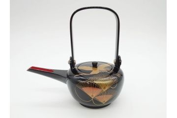 輪島塗　黒塗　松喰鶴蒔絵　七ツ揃　上質な和の空間にぴったりの屠蘇器(下り藤紋、盃、盃台、銚子、重箱、屠蘇台、箸置き、銘々皿、共箱付き)(R-069893)