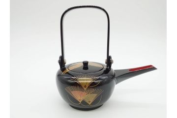 輪島塗　黒塗　松喰鶴蒔絵　七ツ揃　上質な和の空間にぴったりの屠蘇器(下り藤紋、盃、盃台、銚子、重箱、屠蘇台、箸置き、銘々皿、共箱付き)(R-069893)