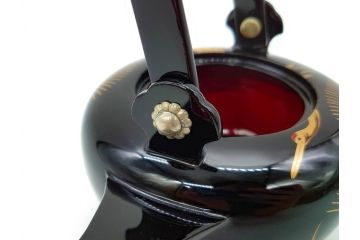輪島塗　黒塗　松喰鶴蒔絵　七ツ揃　上質な和の空間にぴったりの屠蘇器(下り藤紋、盃、盃台、銚子、重箱、屠蘇台、箸置き、銘々皿、共箱付き)(R-069893)