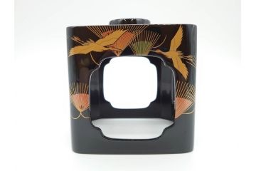 輪島塗　黒塗　松喰鶴蒔絵　七ツ揃　上質な和の空間にぴったりの屠蘇器(下り藤紋、盃、盃台、銚子、重箱、屠蘇台、箸置き、銘々皿、共箱付き)(R-069893)