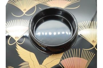 輪島塗　黒塗　松喰鶴蒔絵　七ツ揃　上質な和の空間にぴったりの屠蘇器(下り藤紋、盃、盃台、銚子、重箱、屠蘇台、箸置き、銘々皿、共箱付き)(R-069893)