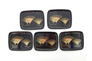 輪島塗　黒塗　松喰鶴蒔絵　七ツ揃　上質な和の空間にぴったりの屠蘇器(下り藤紋、盃、盃台、銚子、重箱、屠蘇台、箸置き、銘々皿、共箱付き)(R-069893)