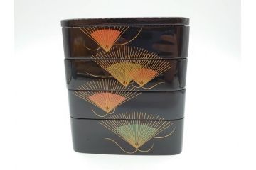 輪島塗　黒塗　松喰鶴蒔絵　七ツ揃　上質な和の空間にぴったりの屠蘇器(下り藤紋、盃、盃台、銚子、重箱、屠蘇台、箸置き、銘々皿、共箱付き)(R-069893)