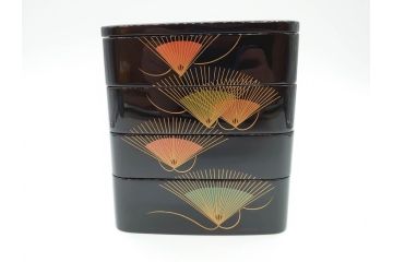 輪島塗　黒塗　松喰鶴蒔絵　七ツ揃　上質な和の空間にぴったりの屠蘇器(下り藤紋、盃、盃台、銚子、重箱、屠蘇台、箸置き、銘々皿、共箱付き)(R-069893)