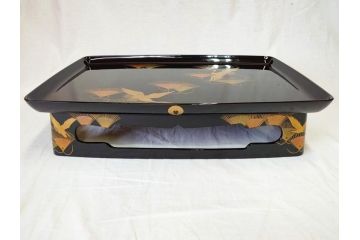 輪島塗　黒塗　松喰鶴蒔絵　七ツ揃　上質な和の空間にぴったりの屠蘇器(下り藤紋、盃、盃台、銚子、重箱、屠蘇台、箸置き、銘々皿、共箱付き)(R-069893)